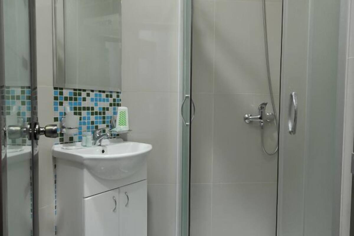 shower, rainfall showerhead, free toiletries, hair dryer