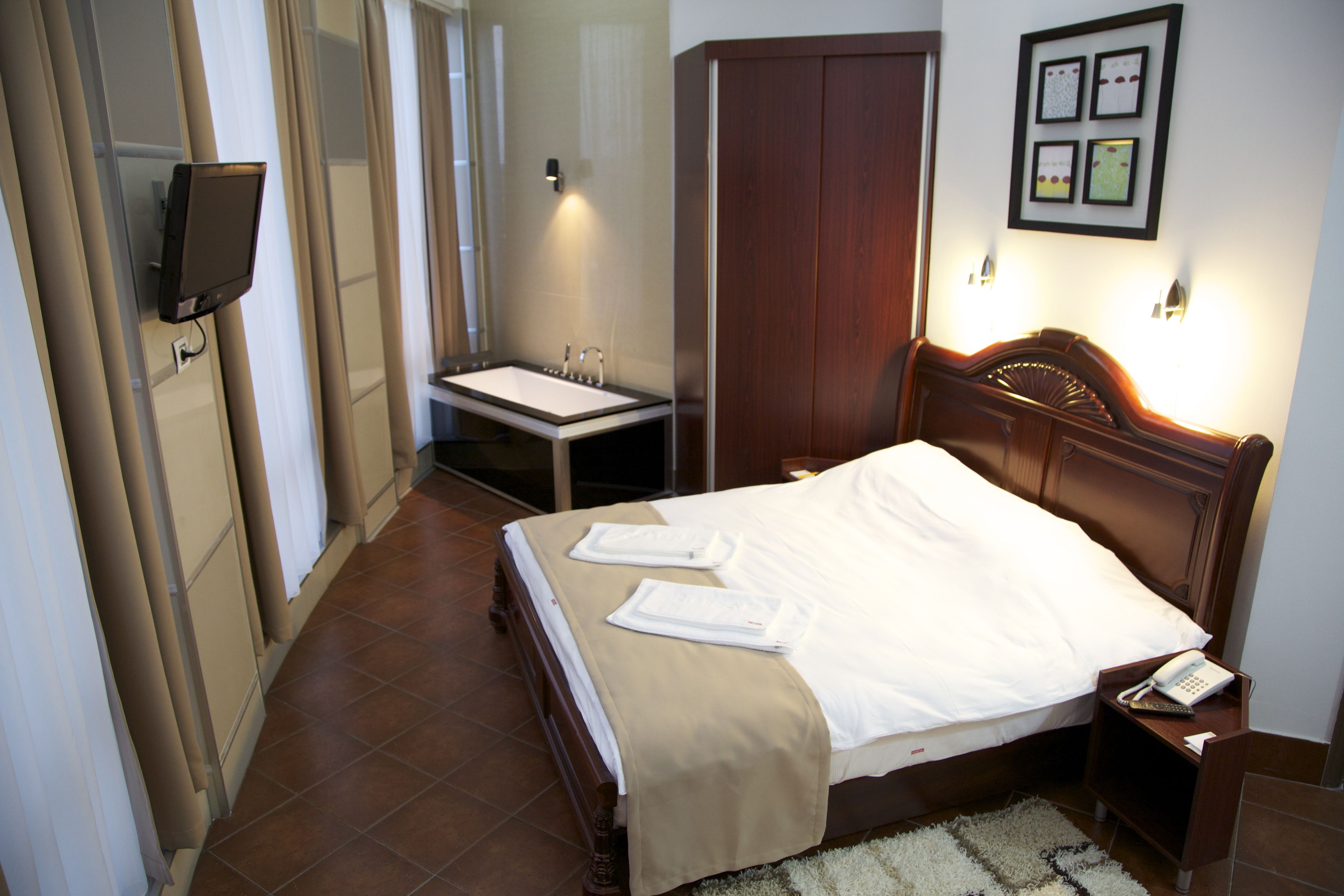 minibar, in-room safe, desk, laptop workspace