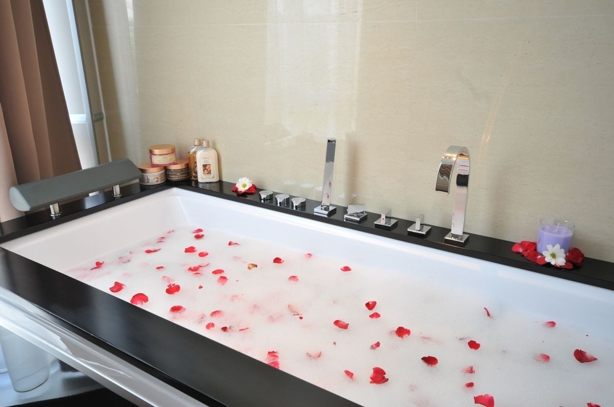 deluxe double room, 1 queen bed | minibar, in-room safe, desk, laptop workspace