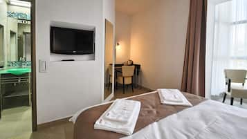 Dobbeltrom – standard | Minibar, safe på rommet, skrivebord og skrivebord for bærbar PC