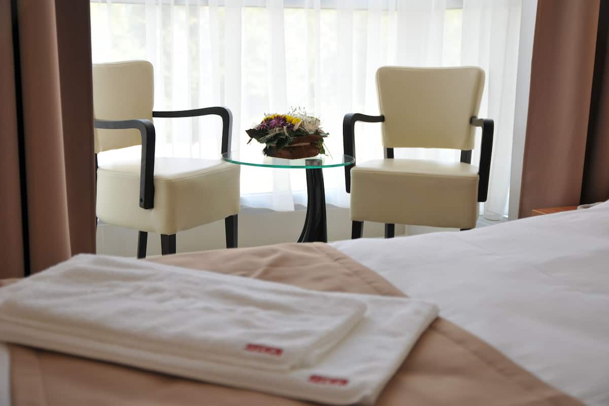 standard single room | minibar, in-room safe, desk, laptop workspace