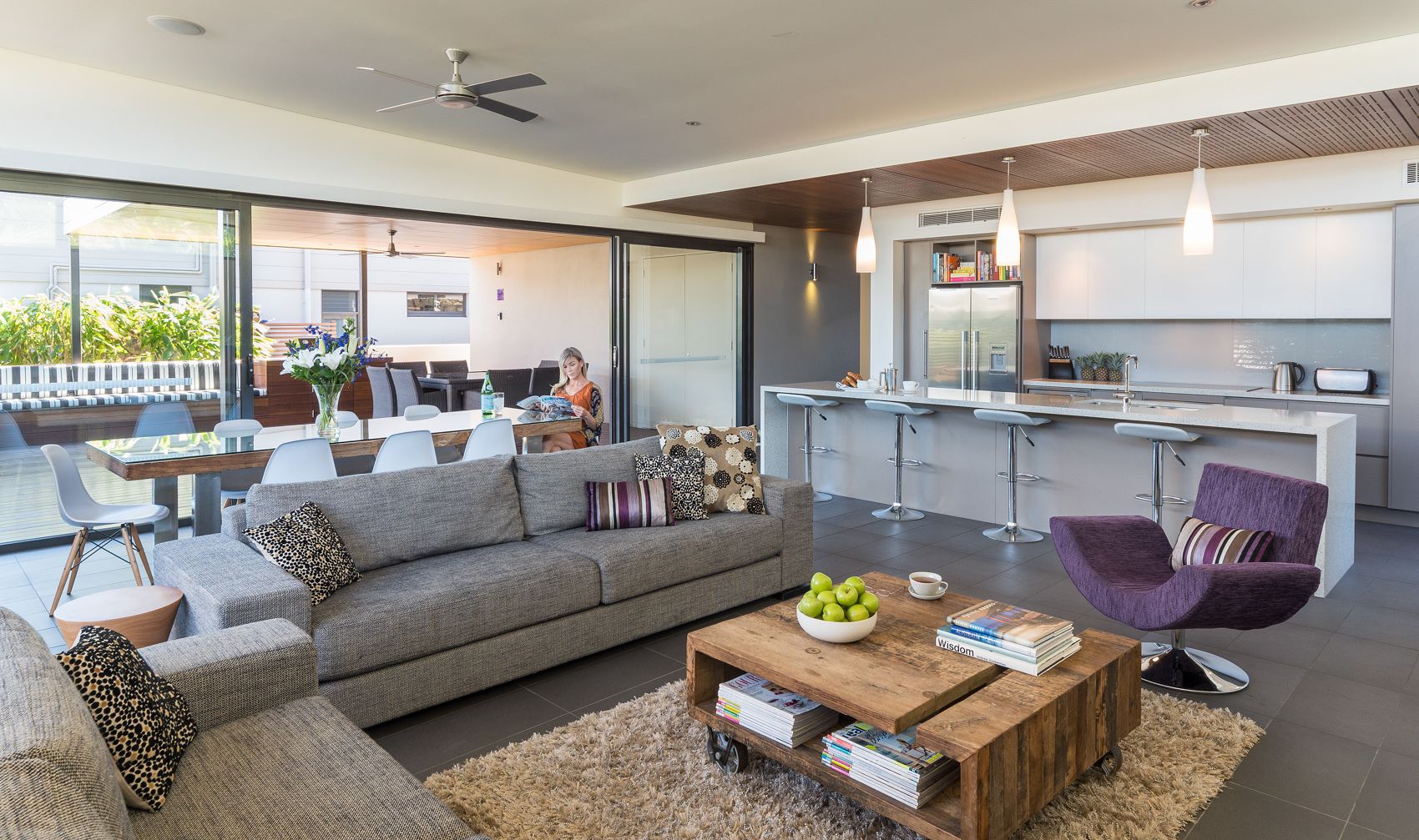 Televisión de pantalla plana de 34 pulgadas con canales digitales