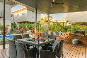 Outdoor dining - Byron Luxury Beach Houses (Byron Bay)