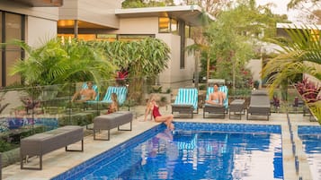 Hồ bơi ngoài trời, hồ bơi nước nóng, ghế dài tắm nắng