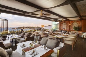 Se sirven desayunos, comidas, cenas y cocina francesa con vista al mar