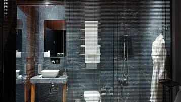 Designer-Toilettenartikel, Haartrockner, Bademäntel, Hausschuhe