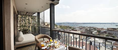 Suite panorámica, balcón, vista al mar | Vista del balcón