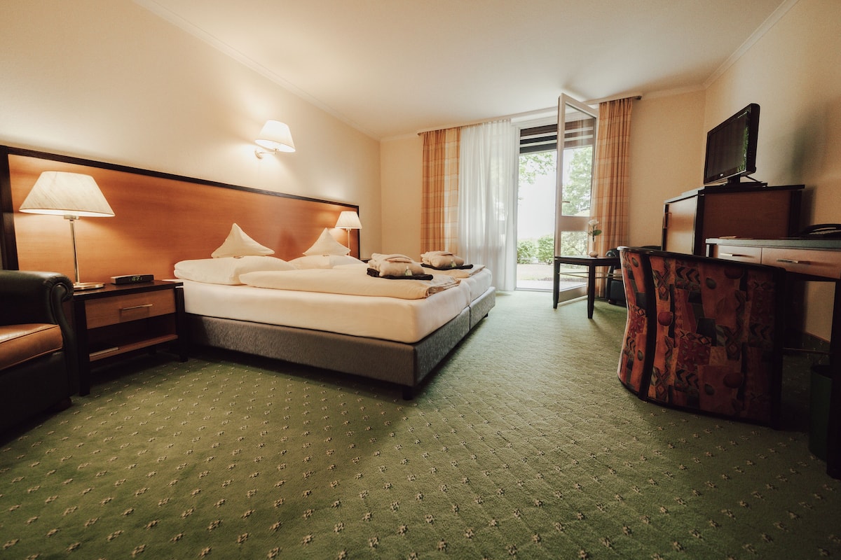 classic double room | hypo-allergenic bedding, pillow-top beds, in-room safe, desk