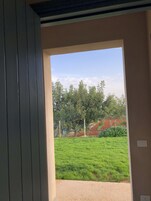 Habitación triple Confort, 1 habitación, patio, vistas al mar | Vistas desde la habitación
