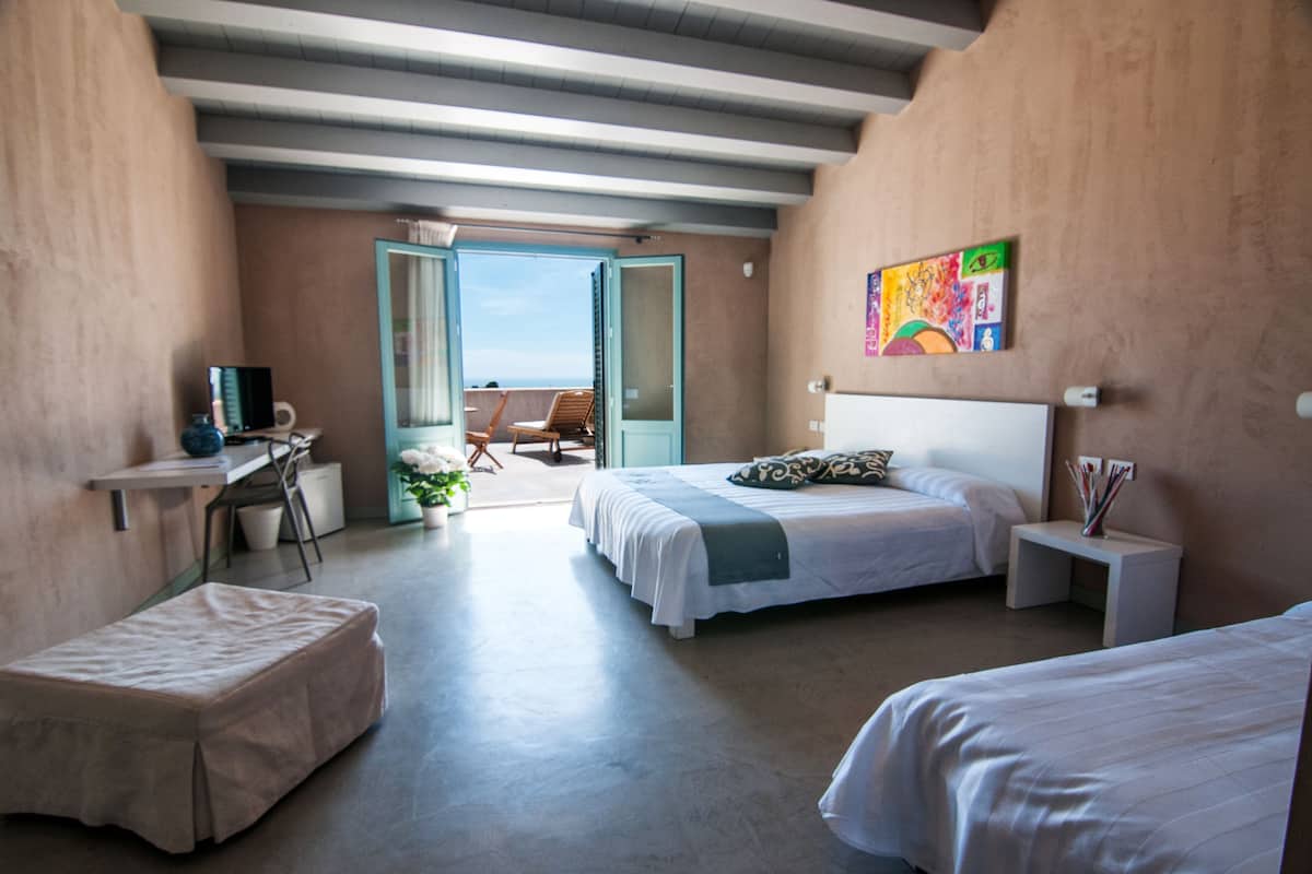 Chambre supĂ©rieure double, 1 trĂšs grand lit, terrasse, vue sur lâocĂ©an | 1 chambre, draps en coton Ă©gyptien, literie de qualitĂ©, minibar