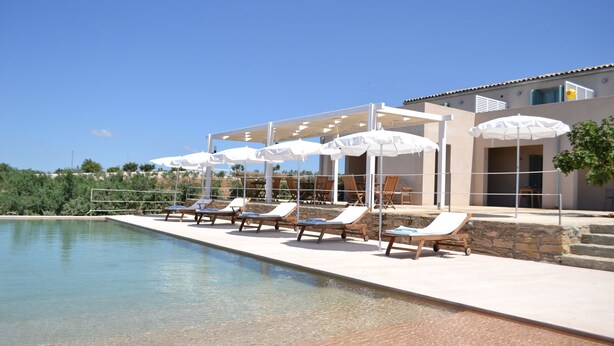 Piscine extérieure, parasols de plage, chaises longues