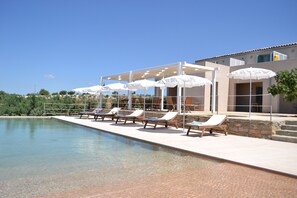 Piscine extérieure, parasols de plage, chaises longues