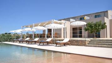 Piscina externa, guarda-sóis, espreguiçadeiras