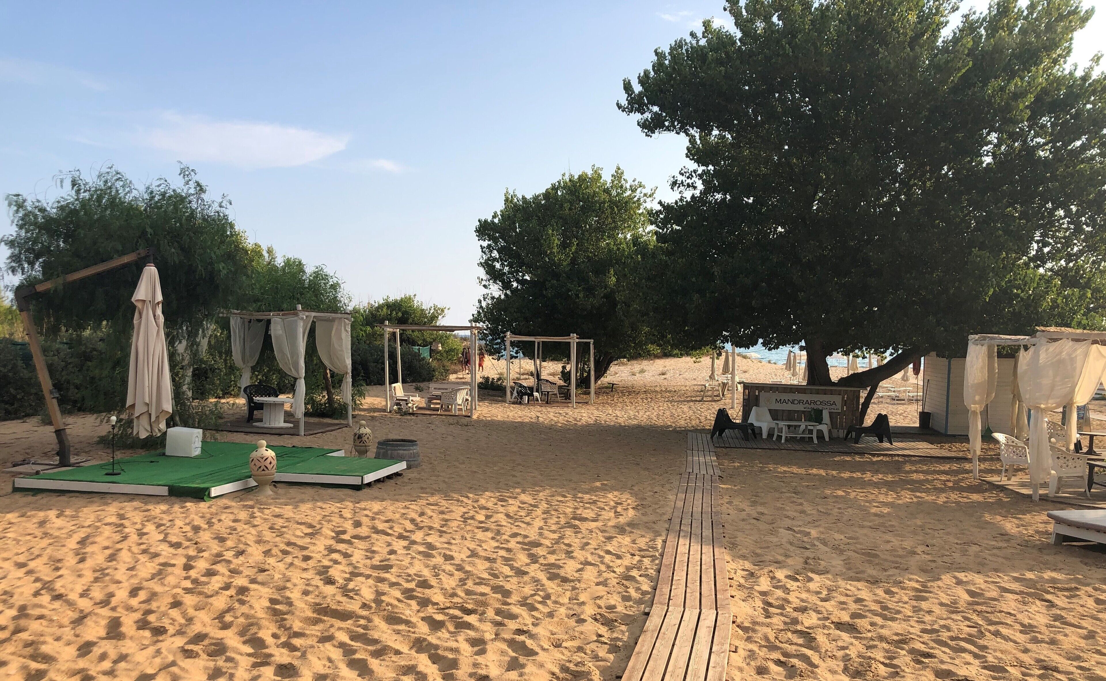 Yksityinen ranta lähistöllä, valkoista hiekkaa, aurinkotuoleja