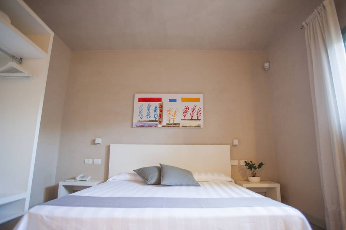 Chambre Confort, 1 trÚs grand lit, vue sur le jardin | 1 chambre, draps en coton égyptien, literie de qualité, minibar