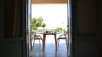 Quarto conforto, para não fumantes, acesso à piscina | Vista para a água