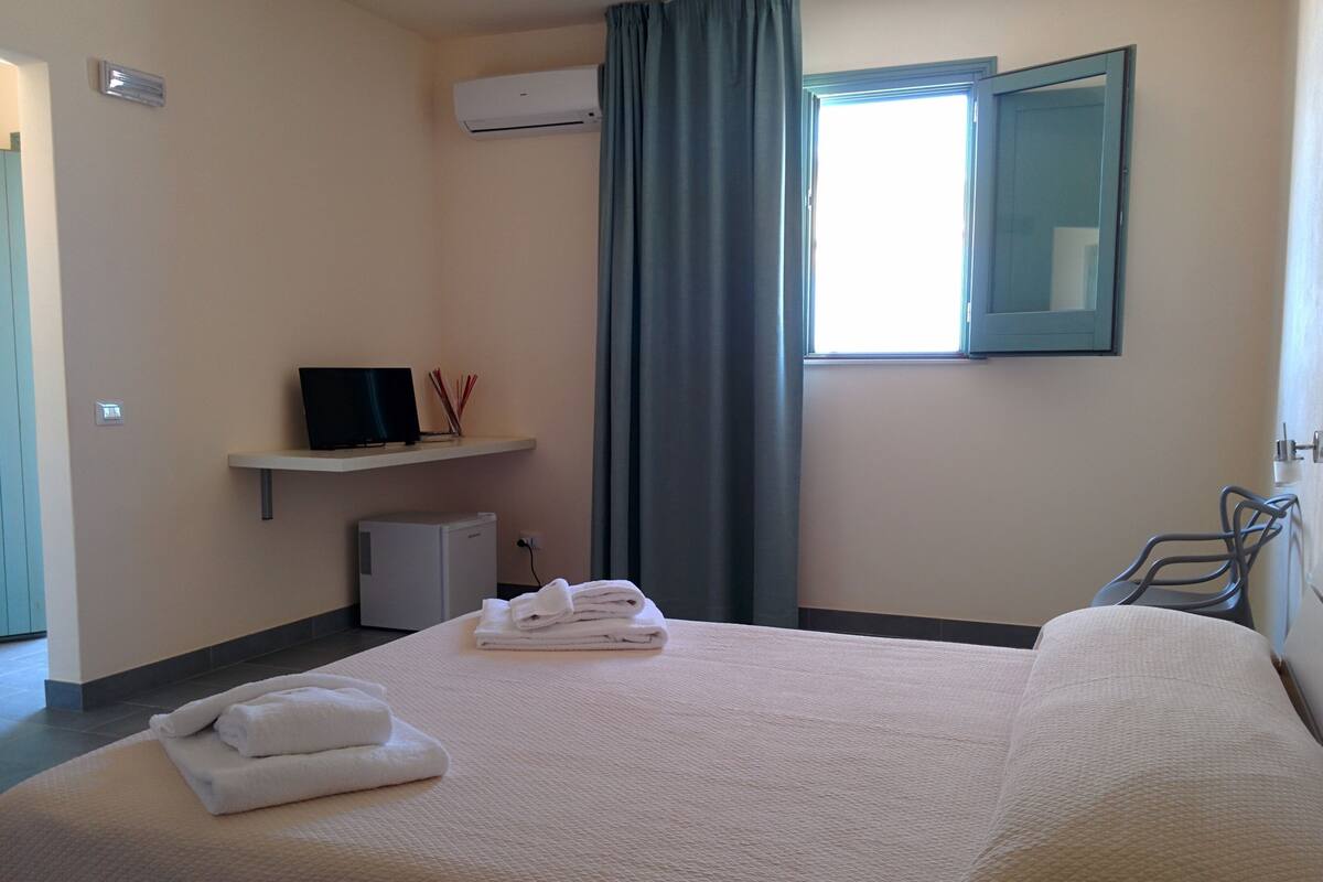 Comfort driepersoonskamer, 1 slaapkamer, patio, uitzicht op oceaan | 1 slaapkamer, lakens van Egyptisch katoen, luxe beddengoed, een minibar