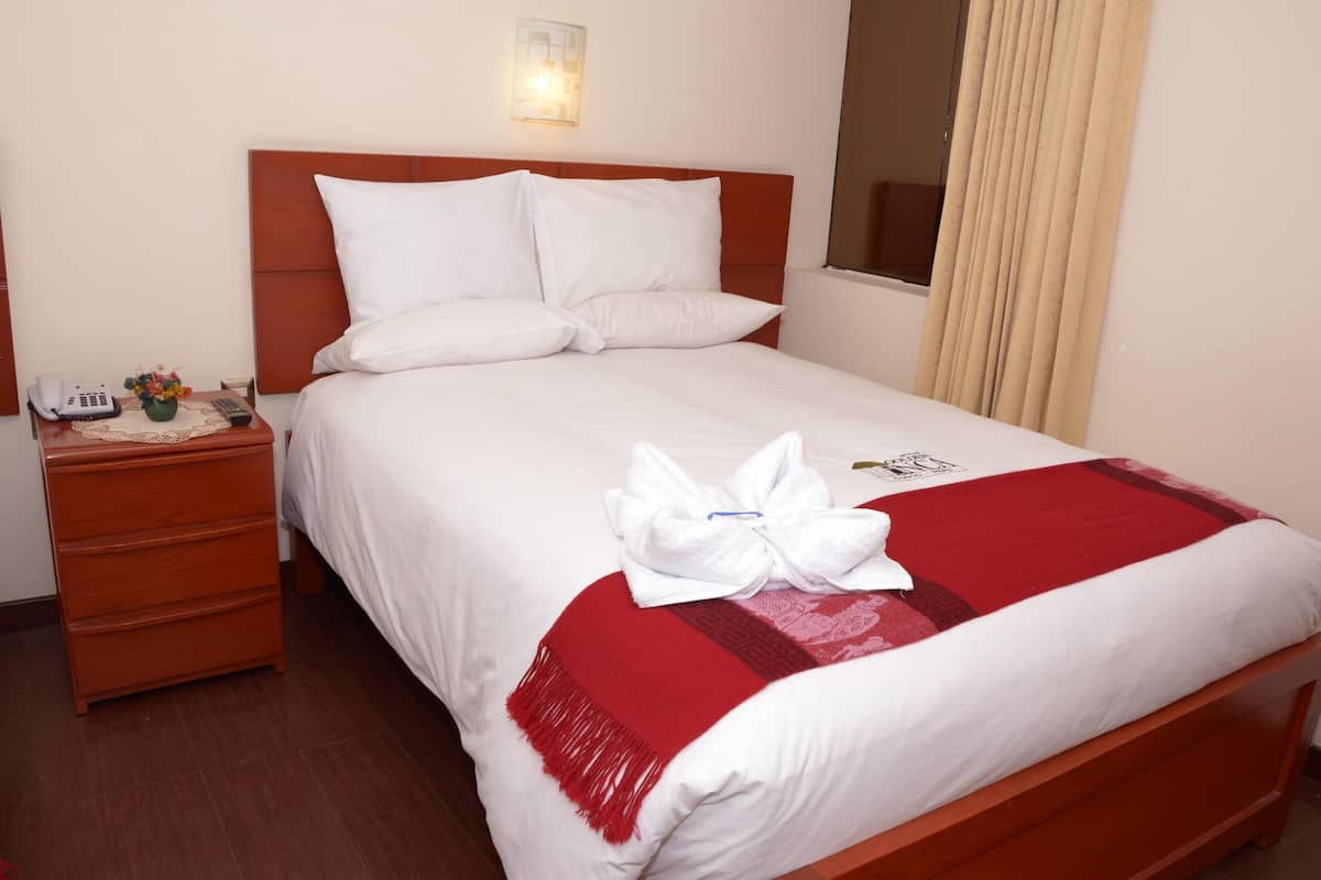 1 bedroom, premium bedding, down comforters, bed sheets