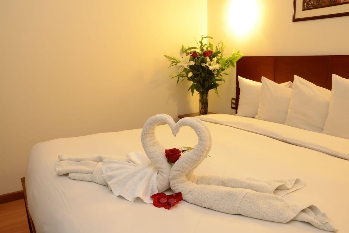 1 bedroom, premium bedding, down comforters, bed sheets