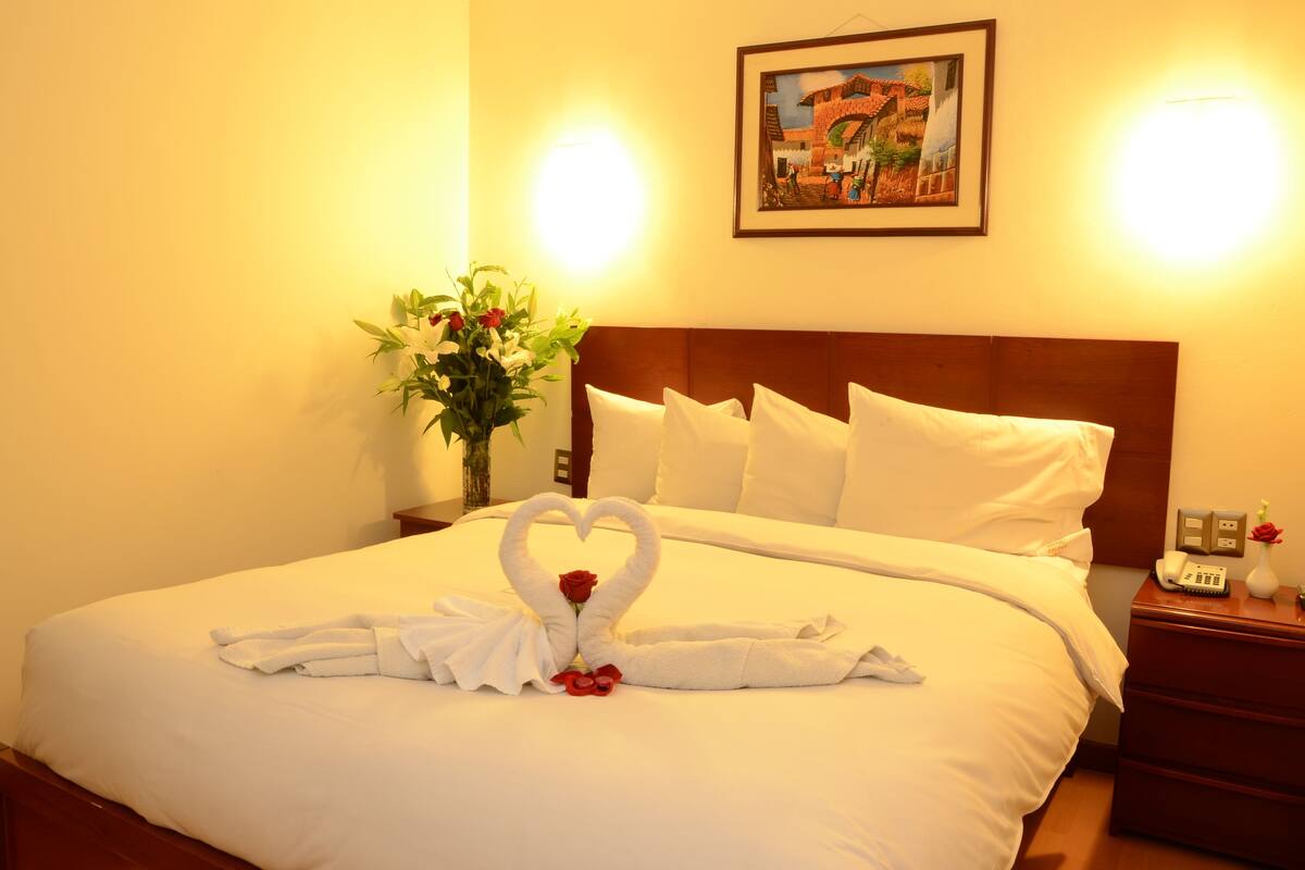 1 bedroom, premium bedding, down comforters, bed sheets
