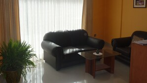 Lobby sitting area - Hotel Golden Inca (Cusco)