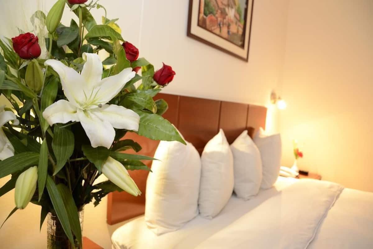 1 bedroom, premium bedding, down comforters, bed sheets