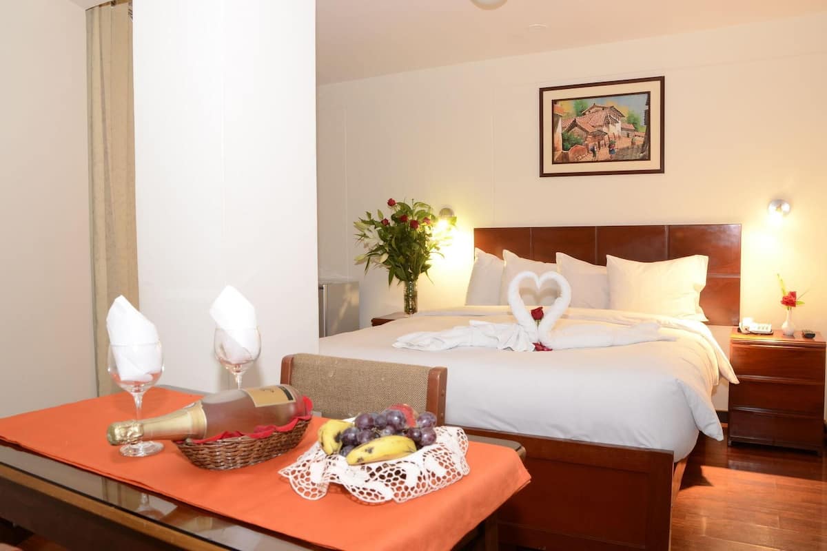 1 bedroom, premium bedding, down comforters, bed sheets