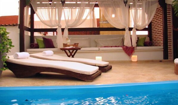 Outdoor pool, sun loungers