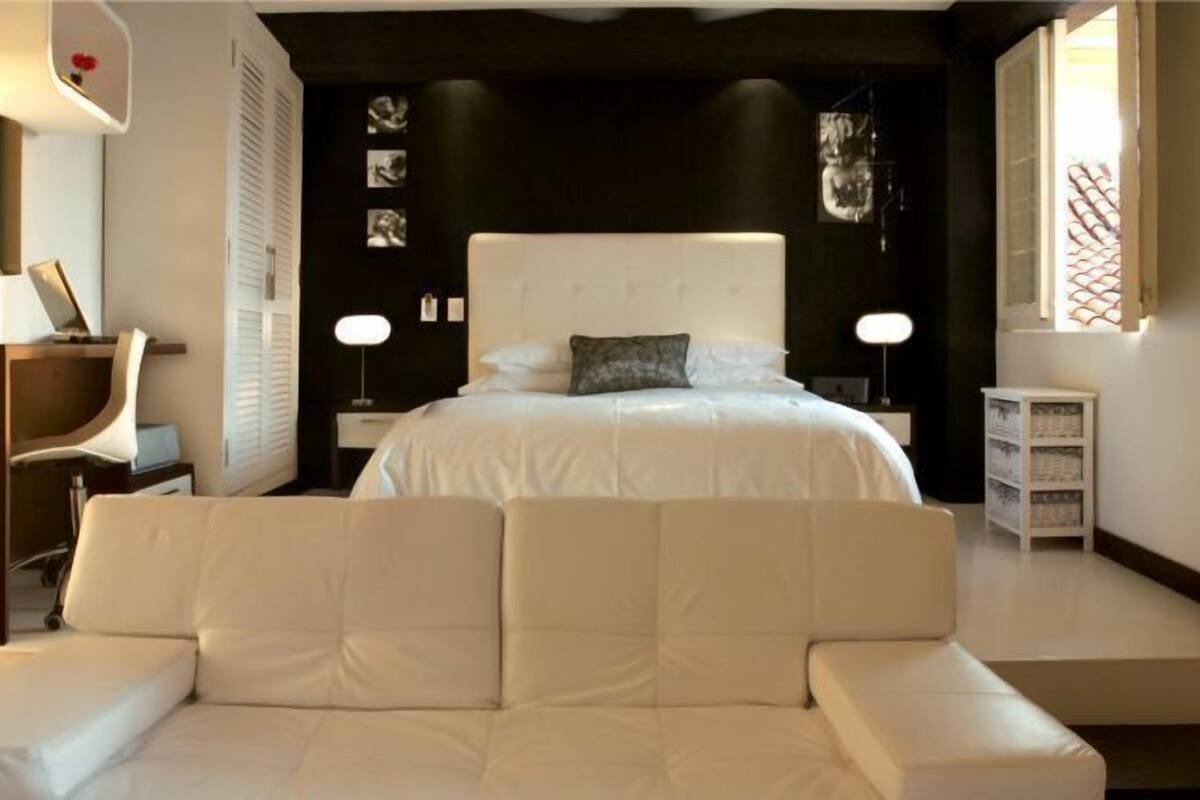 Junior suite | Hypoallergeen beddengoed, donsdekens, een minibar, een kluis op de kamer