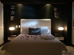 Junior Suite | Hypo-allergenic bedding, down comforters, minibar, in-room safe