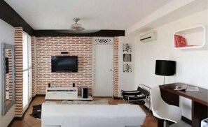 Luxury House | Living area | 42-inch TV with cable channels, iPod dock