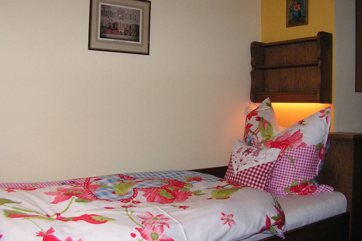 In-room safe, desk, soundproofing, cribs (surcharge)