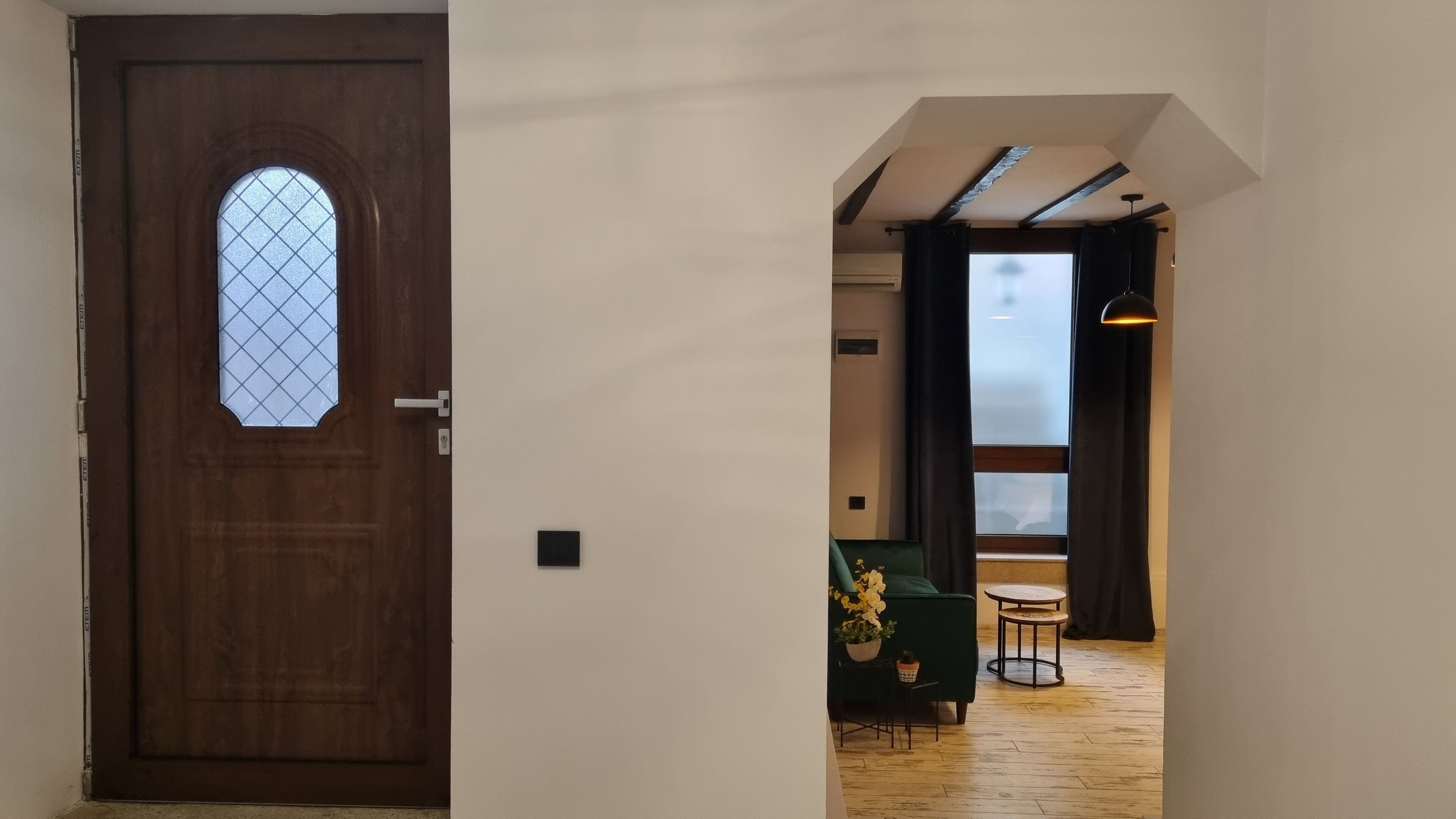 開放式套房 (Basement) | 起居區 | 電視