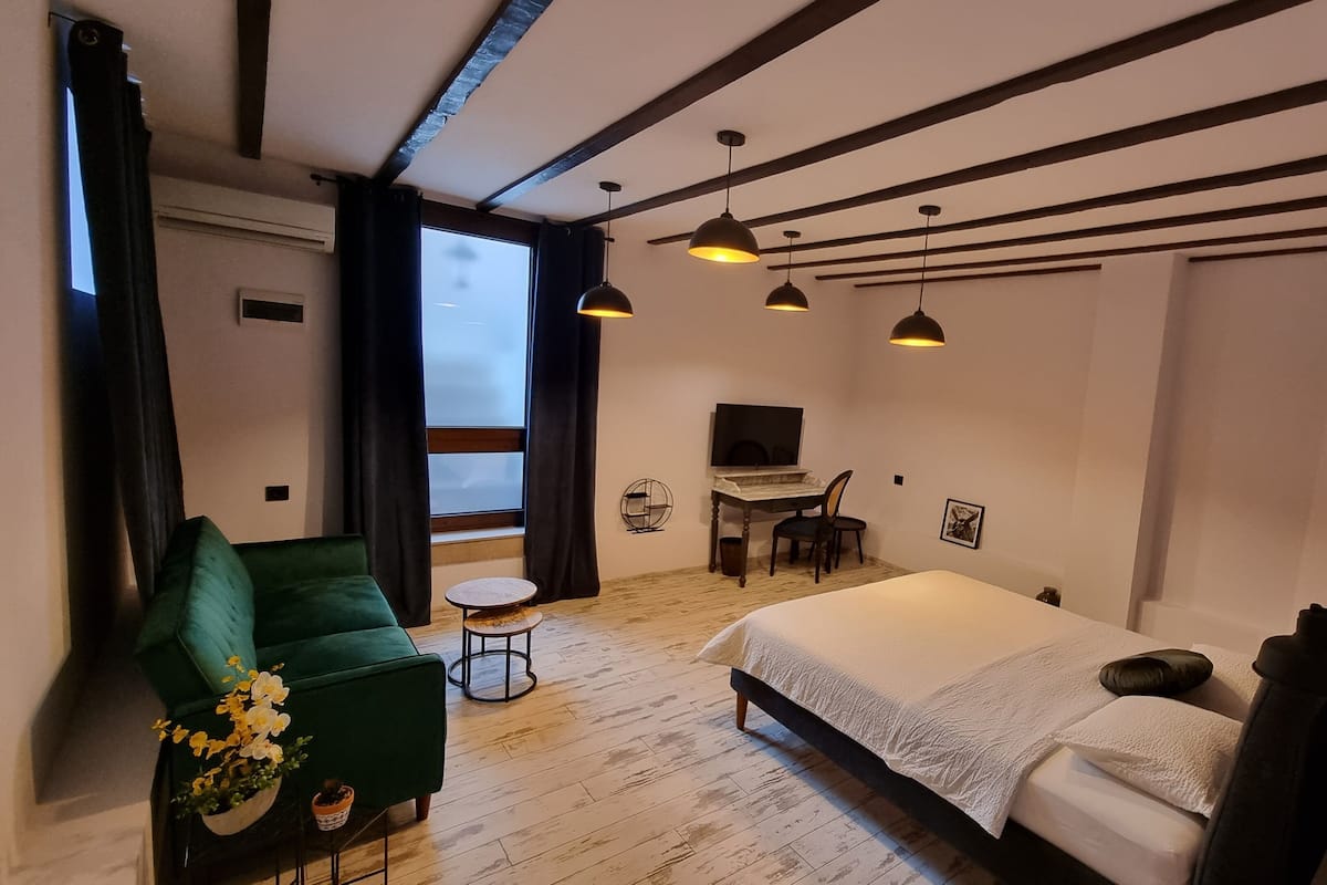 Studio Suite (Basement) | Down duvets, iron/ironing board, free WiFi, bed sheets