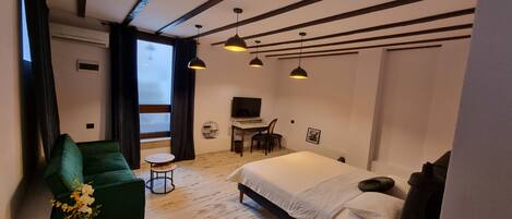 Cubrecamas, tabla de planchar con plancha, wifi gratis y ropa de cama