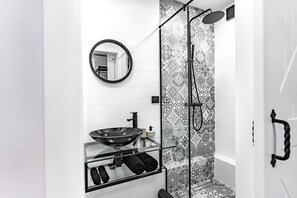 Studio Suite (Basement) | Bathroom | Shower, rainfall showerhead, bathrobes, towels - Guest Rooms Plovdiv (Plovdiv)