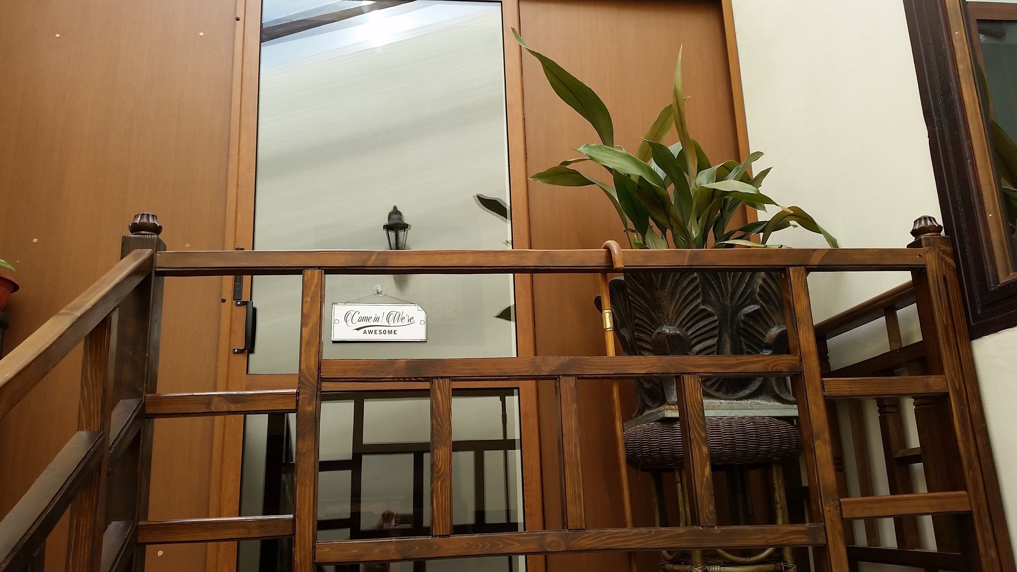 Una escalera de madera con un cartel que dice '¡Entra! Somos increíbles.'