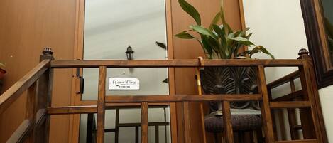 Una escalera de madera con un cartel que dice '¡Entra! Somos increíbles.'