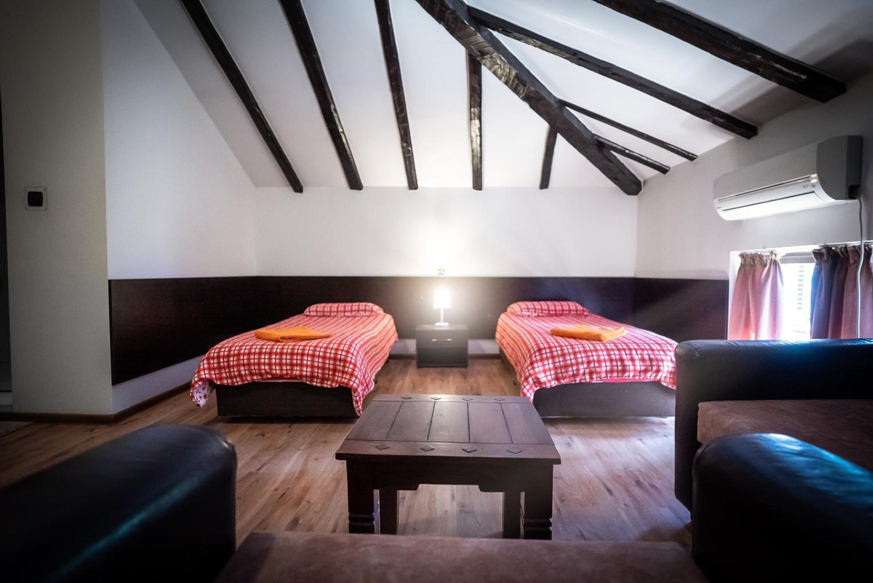 羽绒被、熨斗/熨衣板、免费 WiFi、床单