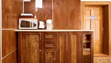 Refrigerador con freezer, microondas, cafetera/tetera