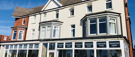 Vista frontal de la propiedad