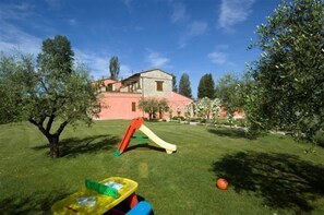 Zona de jocs infantil: a l'aire lliure