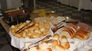 Café da manhã com buffet mediante uma taxa durante a semana