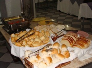 Se ofrece un desayuno bufé entre semana (por un coste adicional)