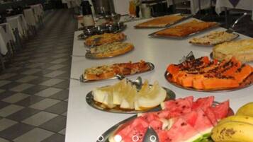 Se ofrece un desayuno bufé entre semana (30 BRL por persona)