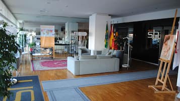 Coin salon dans le hall