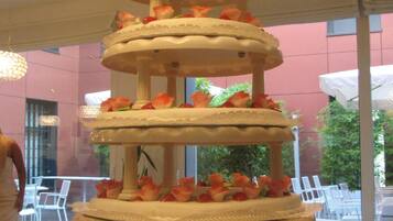 Petit déjeuner et déjeuner servis sur place, restauration en plein air