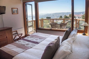 Premium bedding, soundproofing, iron/ironing board, rollaway beds - Sutherland House (Valparaiso)