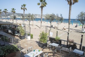 On the beach, sun-loungers, beach volleyball - Hotel Monterrey Roses by Pierre & Vacances (Roses)