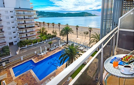 Coffres-forts dans les chambres, bureau, Wi-Fi gratuit, draps fournis. Hotel Monterrey Roses by Pierre & Vacances